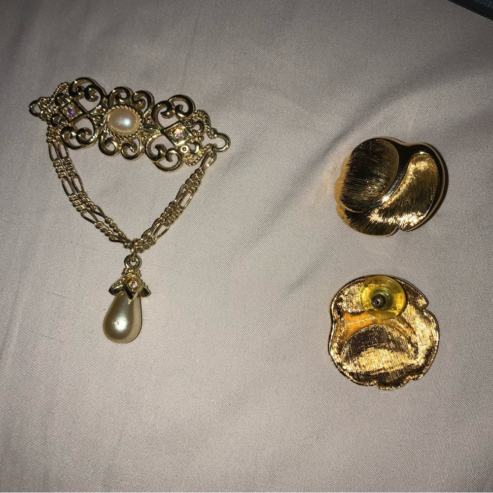 Pair of gold tone pierced earrings an 2 1/2in gold tone broach.